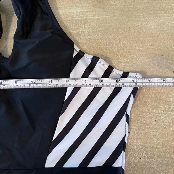 CUPSHE one piece swimsuit with sexy deep V neck and cross-cross straps - Picture 9 of 11